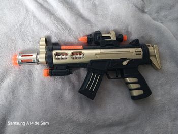 Pistolet bruiteur et lumiere