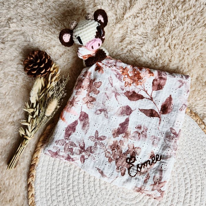 Doudou câlin lange Vanille la Vachette en crochet fait main cadeau de naissance anniversaire personnalisable - photo numéro 2