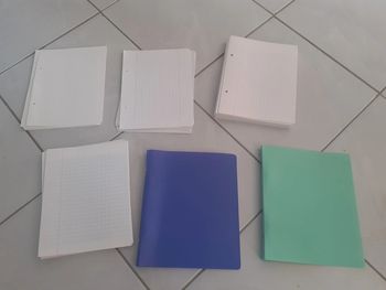 Lotbpetits classeurs et feuilles