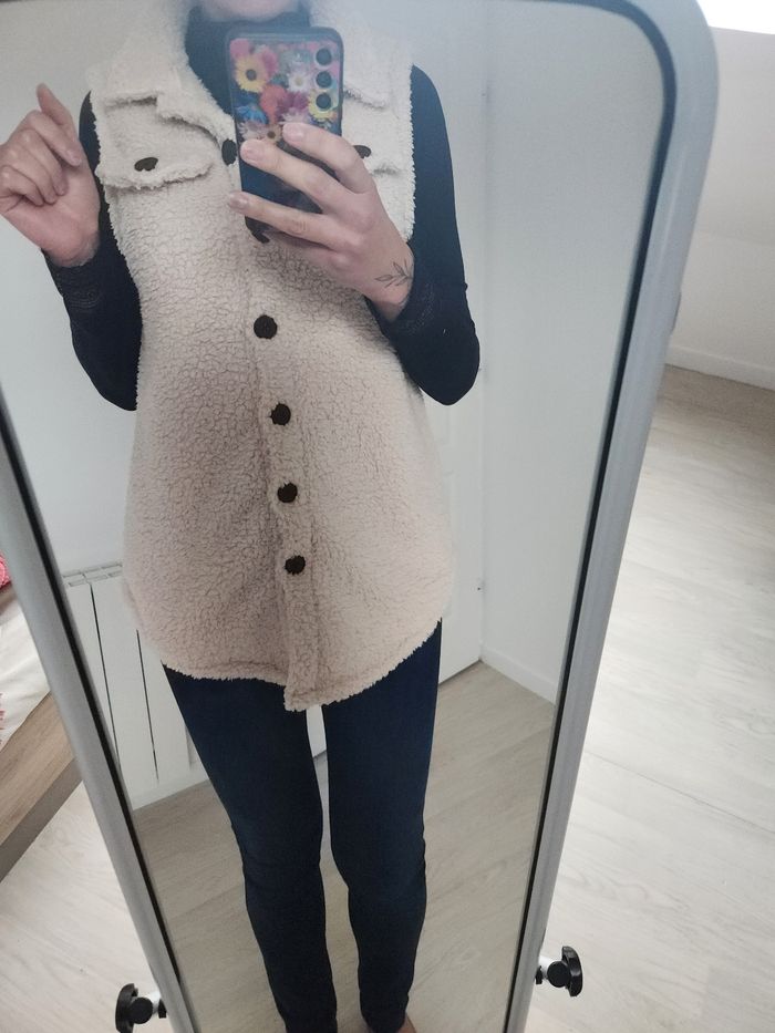 Long gilet sans manches moumoute.