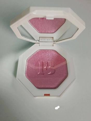 Fenty Beauty freestyle hightlighter wattabrat neuf jamais utilisé jamais ouvert