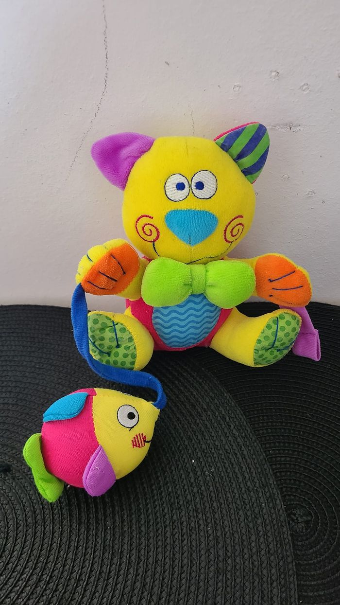 Kitten Baby Toy colorée. Jouet coloré de bébé de développement Chaton tenant un poisson et un hoche