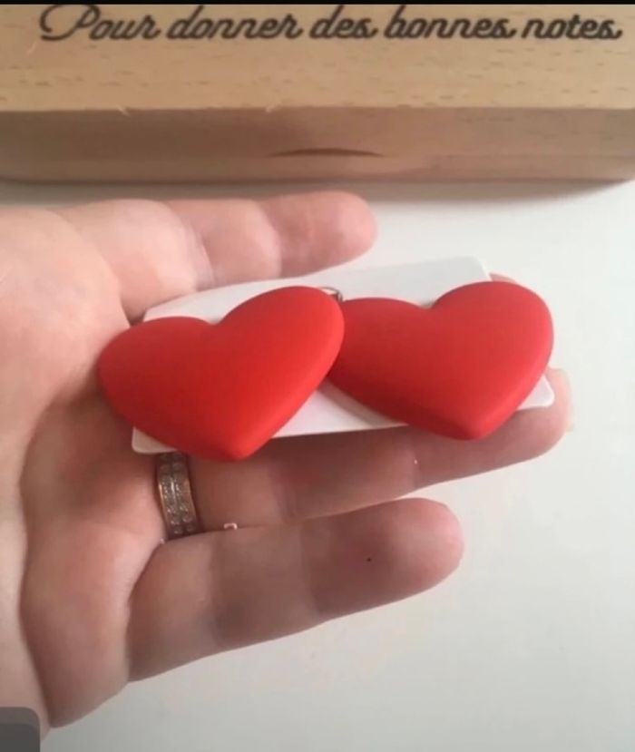 Boucles d’oreilles NEUVES pour femme forme de coeur  ♥️ couleur rouge - photo numéro 4
