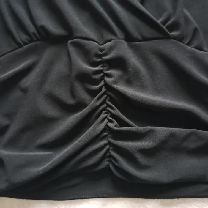 Haut noir à épaulette - photo numéro 2