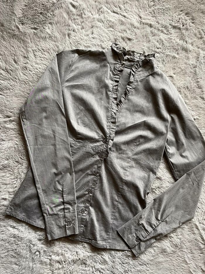 Chemise cintrée grise à col froufrou vintage