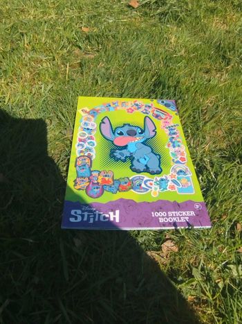 Gros livre autocollant Disney Stitch