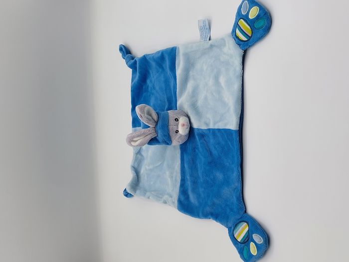 Doudou plat lapin gris bleu bonnet GIPSY envers tissu pattes empreintes rayés