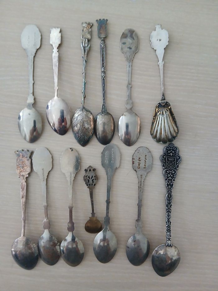 Lots de 13 petites cuilleres pour collectionneur en metal argente - photo numéro 14