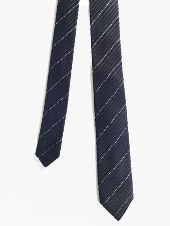 Cravate Masatomo – 100% Soie – Noire à Rayures Texturées & Pois