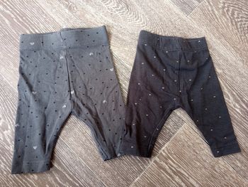 Legging gris et noir avec des coeurs Kiabi 1 mois