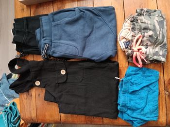 2 joggings, 2 shorts , une salopette