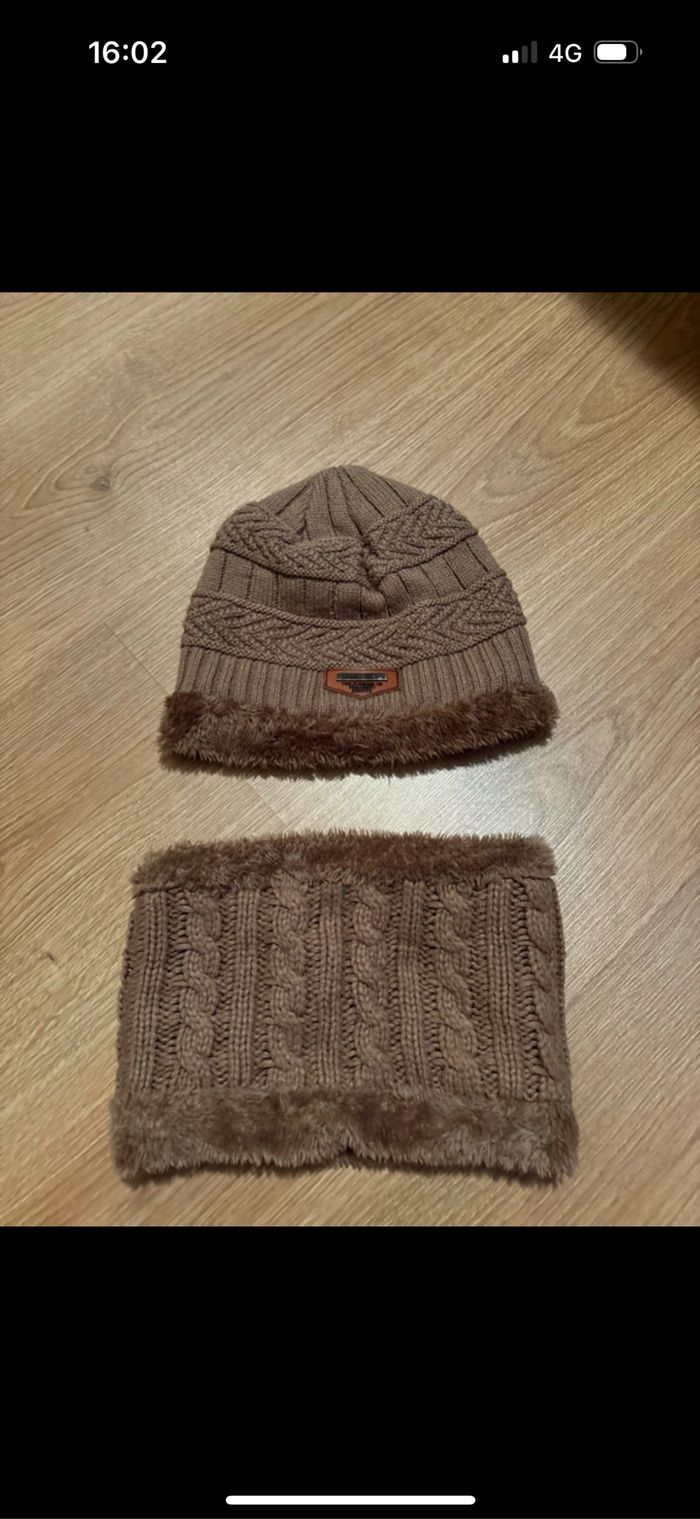 Ensemble bonnet - tour de cou chaud neuf