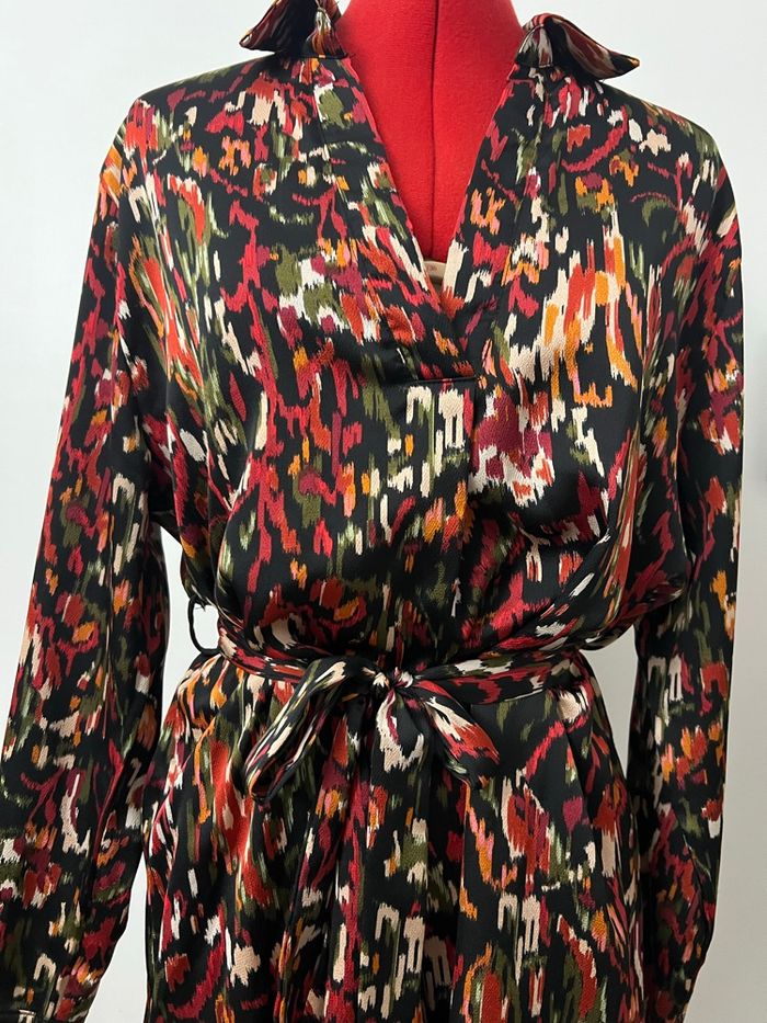 Robe satinée droite imprimée rose et noire Ikoone & Bianka