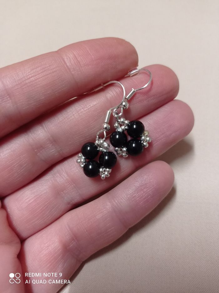 Boucles d'oreilles perles noires fait main neuf