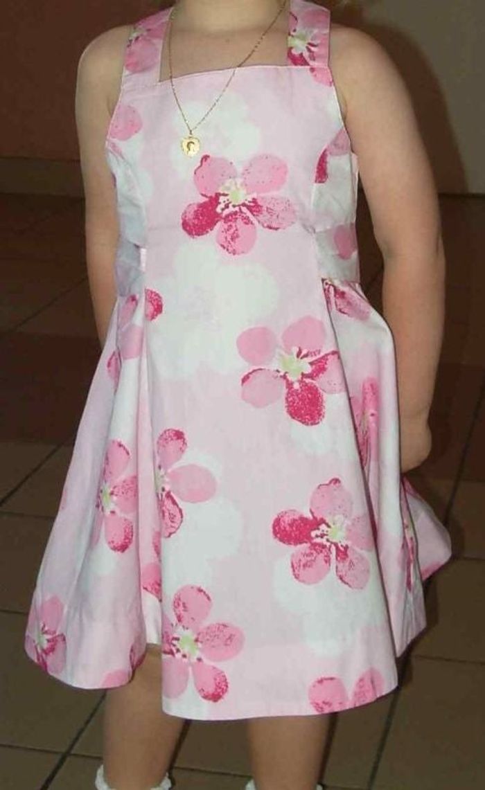 Robe blanche, à brides, avec imprimé fleurs roses