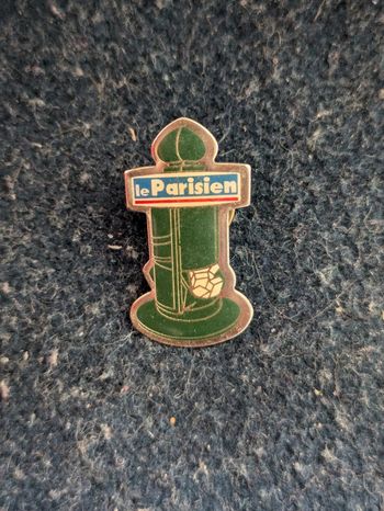 Pins publicitaire journal le Parisien