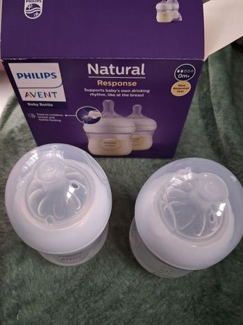 2 Biberons avec tetines neuf