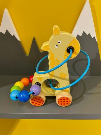 Cheval en bois sur roues avec circuit de perles boulier de motricité