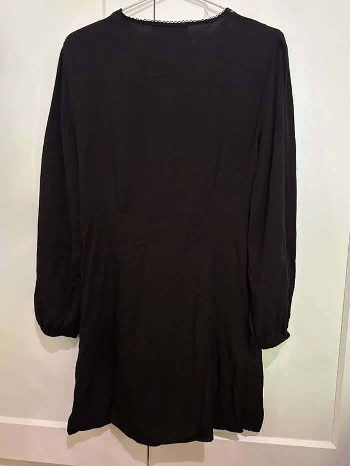 669 – robe Zara noire à manches longues et col v avec détails dentelles et boutons - photo numéro 8
