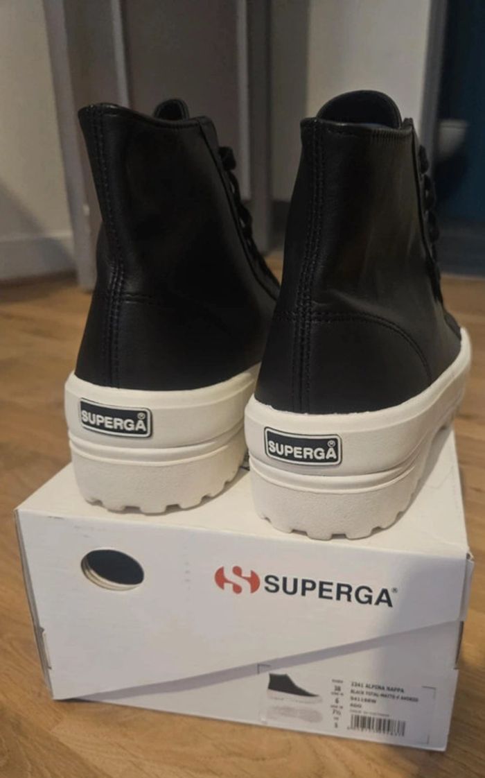 Bottines Superga en cuir noires neuves jamais portées dans leur boîte d'origine taille 38 - photo numéro 6