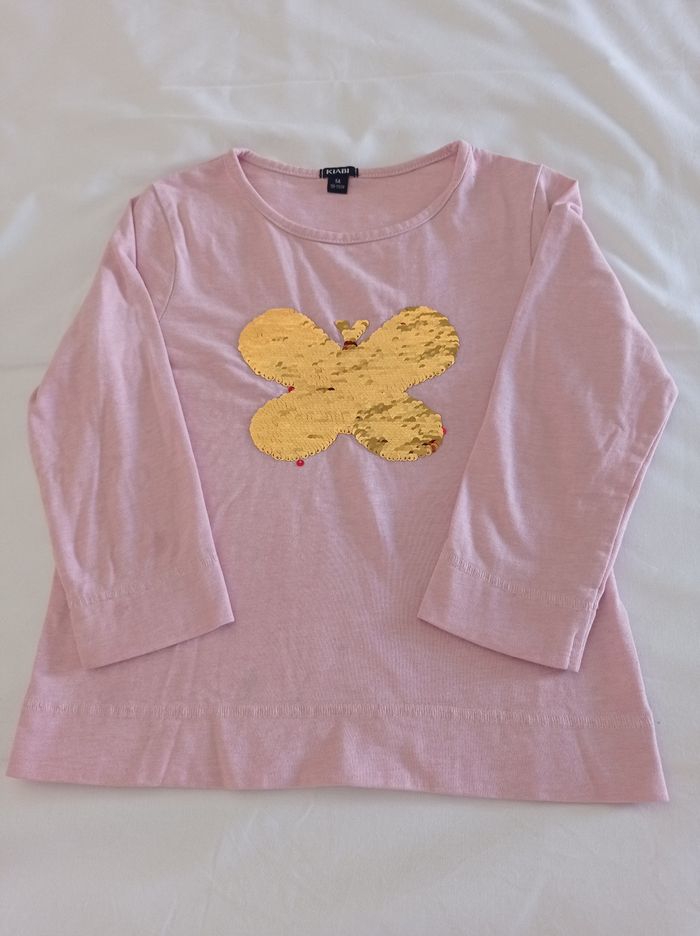 Pull rose avec papillon doré