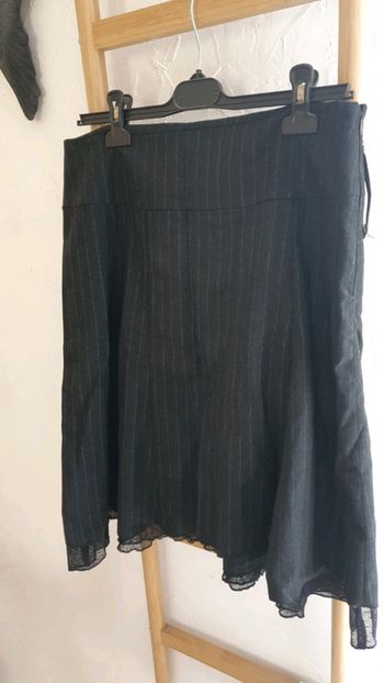 Jupe noire à rayures fines grises