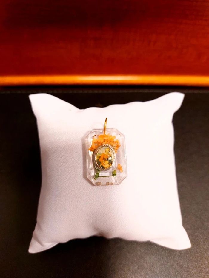 Magnifique pendentif en résine avec médaille religieuse de Saint - photo numéro 2