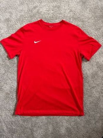 TEE shirt Nike rouge