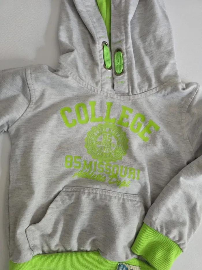 Pull gris à capuche - photo numéro 3