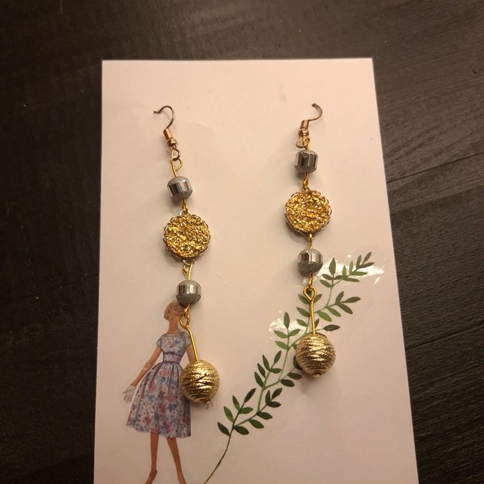 Boucles d'oreilles pendante doré et argenté - photo numéro 2