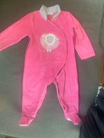 Pijama rose avec col fantaisie.
