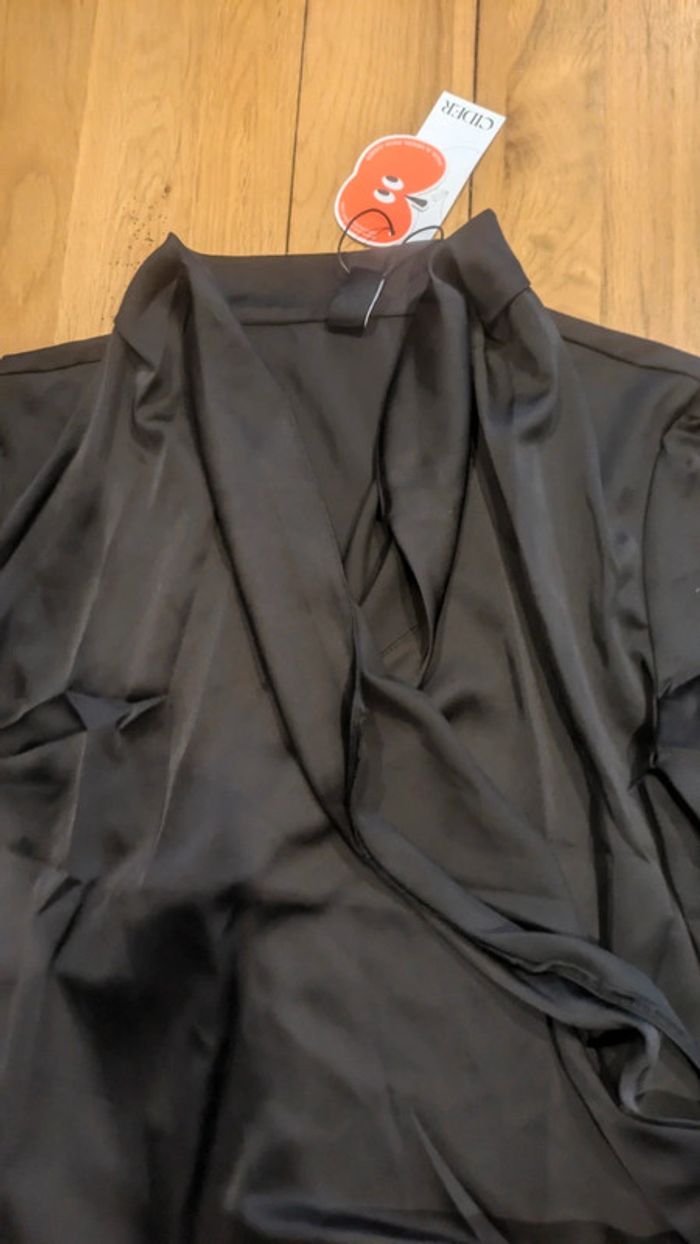Jolie haut cache coeur en satin noir taille XL jamais porté - photo numéro 3