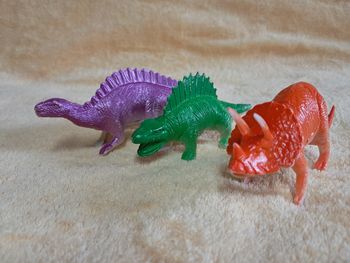 Lot de 3 dinosaures colorés