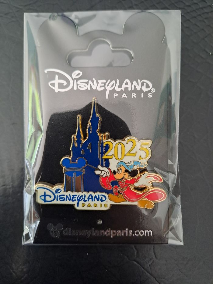 Pin's disney Mickey 2025