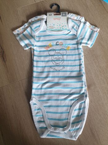 Lot de 2 bodies neufs (36 mois)
