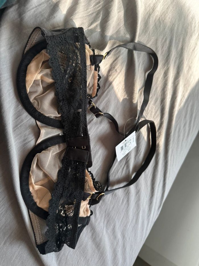 Soutien gorge rouge gorge - photo numéro 3