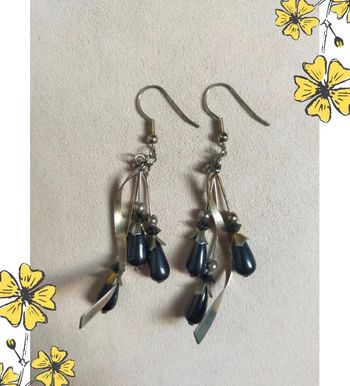 Boucles d’oreilles longues argentées & perles noires vintage