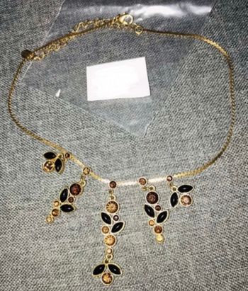 Jolie collier couelur ocre et doré bon état