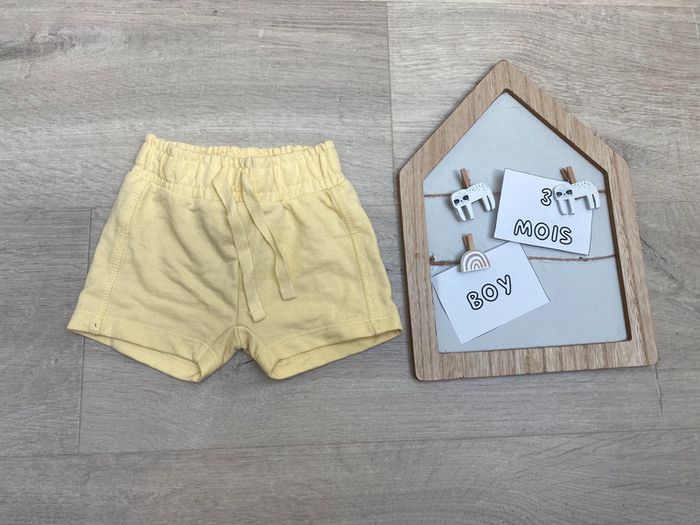 Short jaune clair