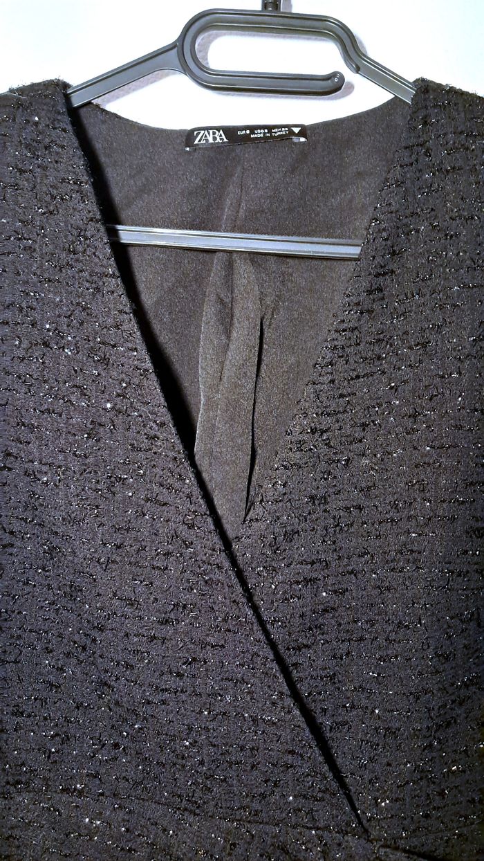 Robe noire pailletée ZARA – Décolleté cache-cœur - photo numéro 4