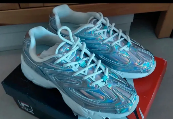 Belles baskets neuves 37 Fila argent