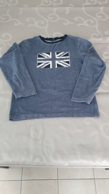 A donner dans un lot : haut de pyjama en 12 ans