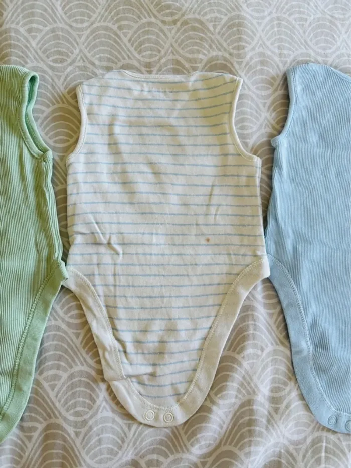 Lot 5 bodies sans manches - photo numéro 3