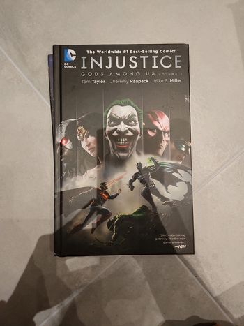 Lot de 2 bande dessinée : DC / Injustice