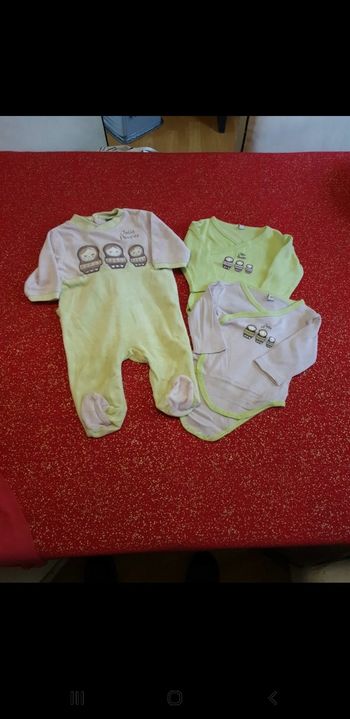 Ensemble vert et violet taille 3mois très bonne état