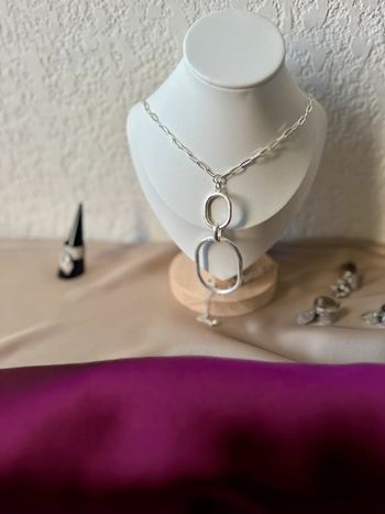 Collier long à breloque