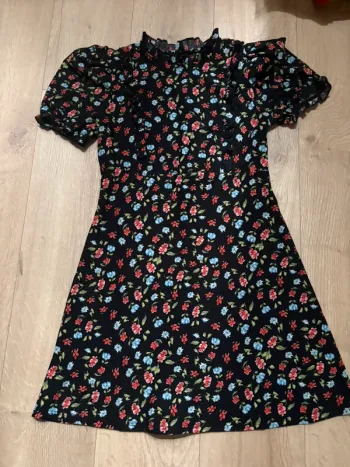 Robe noir à fleur