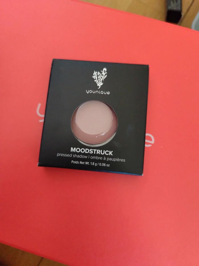 Ombre compact hésitant