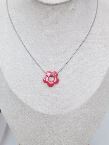 Collier fin avec pampille fleur rouge – Bijou délicat et tendance