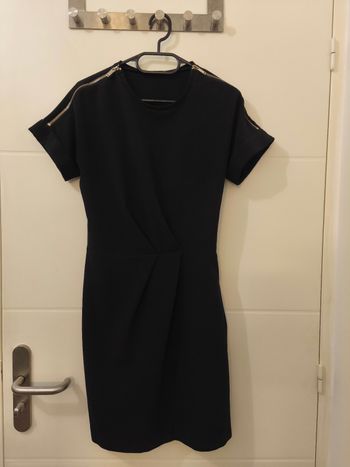Petite robe noire IKKS – chic & moderne
